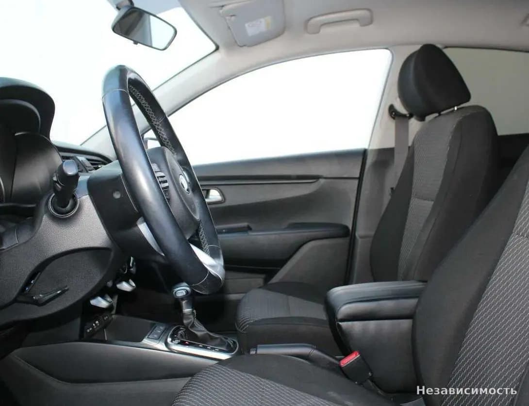 KIA Rio 2018 с пробегом — фото 10
