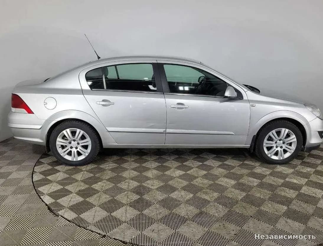 Opel Astra 2012 с пробегом — фото 4
