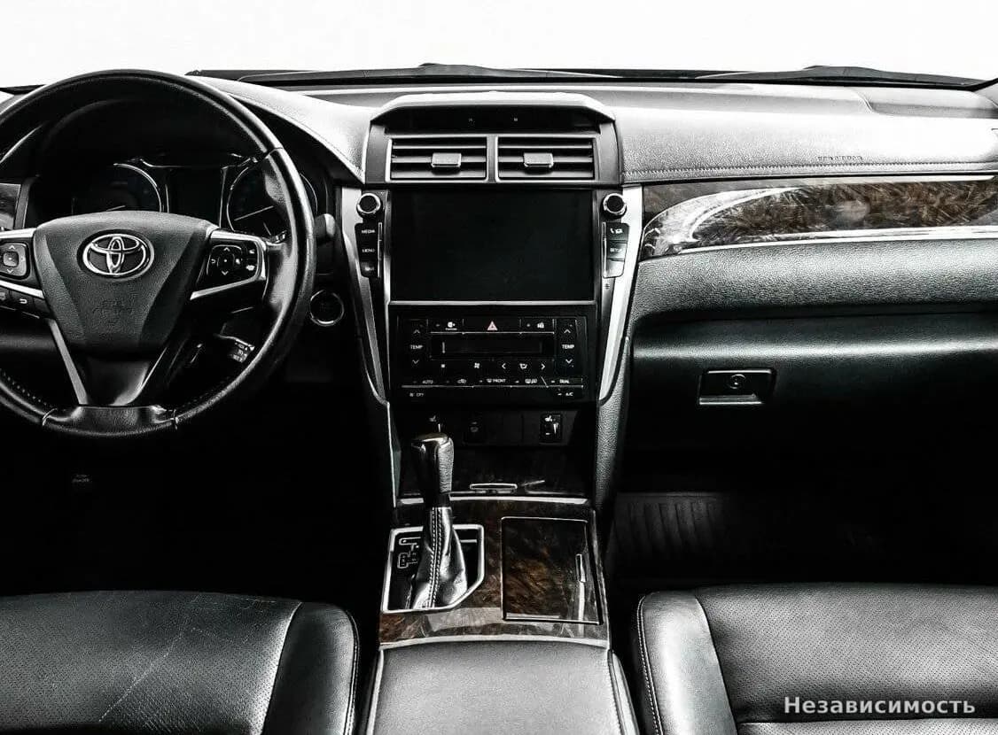 Toyota Camry 2017 с пробегом — фото 10