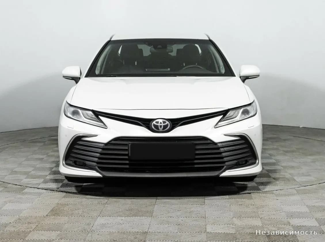 Toyota Camry 2021 с пробегом — фото 2