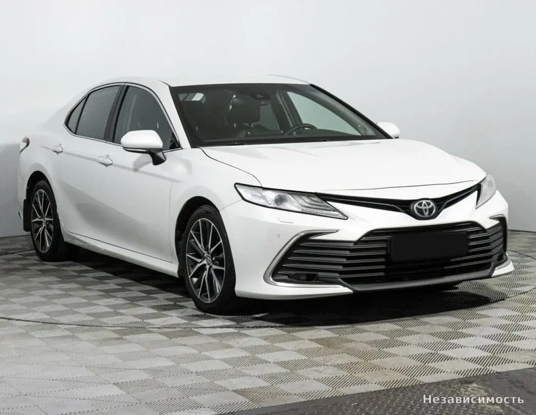 Toyota Camry 2021 с пробегом — фото 3