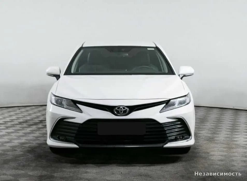 Toyota Camry 2021 с пробегом — фото 2