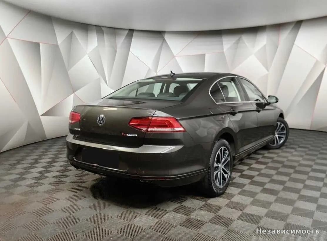 Volkswagen Passat 2017 с пробегом — фото 2